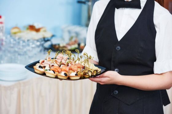 Sirviendo aperitivos en un evento de vino español