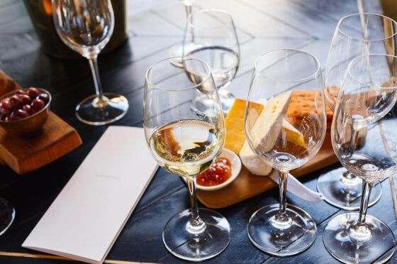 Celebrar un vino español en la oficina sube la moral