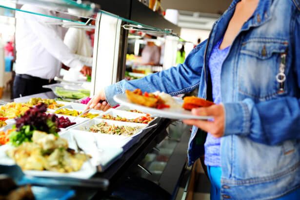 En un buffet hay variedad de comida para elegir