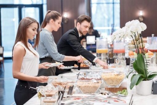 Un buffet de desayuno empresarial en Madrid.