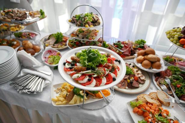 Buffet para brunch en la oficina