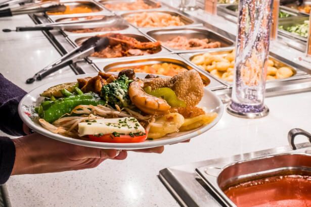 Suculento plato de comida de en un buffet en Madrid