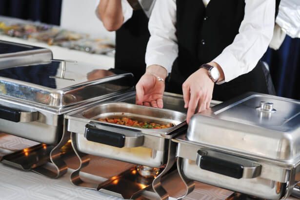 Bandejas de comida en un buffet en Madrid