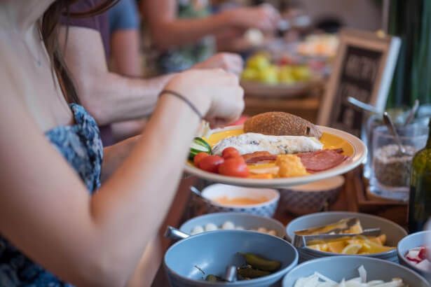 Disfruta del mejor buffet para tu almuerzo de empresa