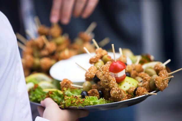Comida de catering en un brunch de empresa