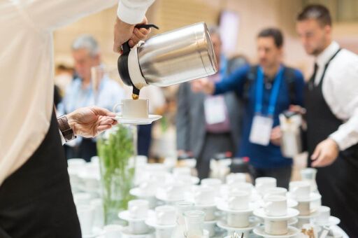Camareros sirviendo café durante el descanso de un congreso