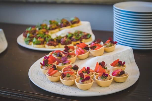 Canapés de un cocktail de empresa