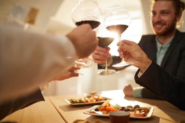 Compañeros disfrutando de un vino español