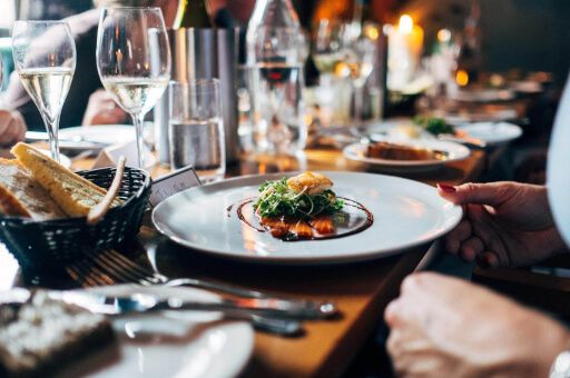 Servicio a la mesa en un congreso con catering