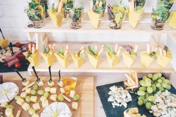 Frutas y quesos para tomar en un cóctel de empresa
