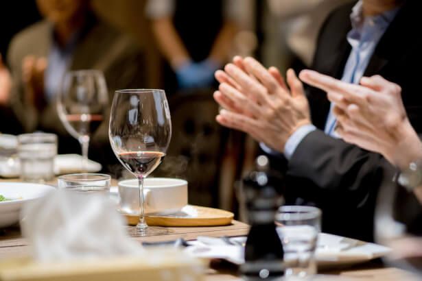 No puede faltar un buen vino en tu cena de empresa