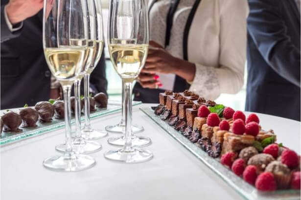 Delicioso catering cocktail con pasteles