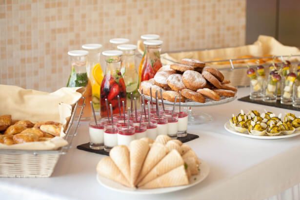 Delicioso desayuno de tipo catering