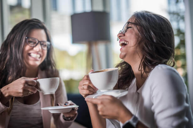 Compañeras disfrutando de un coffee break
