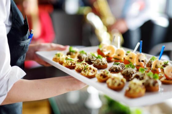 Sirviendo canapés en evento de vino español