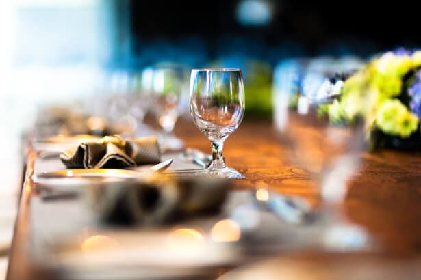 Decoración minimalista en una comida de dirección