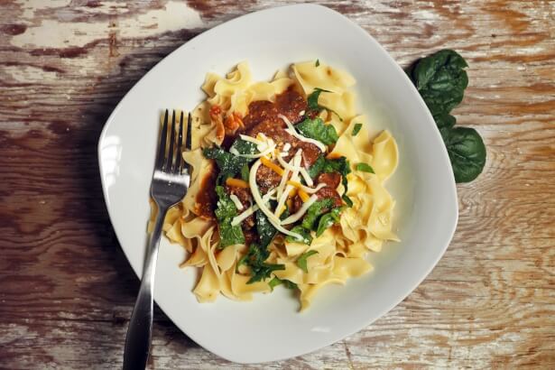 Disponesmos de platos individuales de pasta a la boloñesa