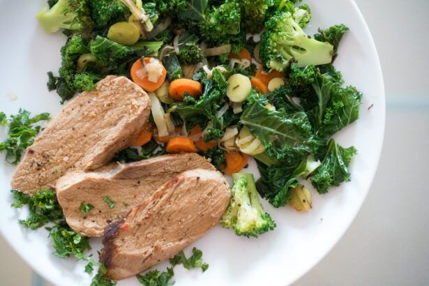 Carne a la plancha con brocoli y otras verduras