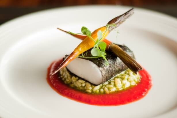 Plato gourmet con bacalao y arroz